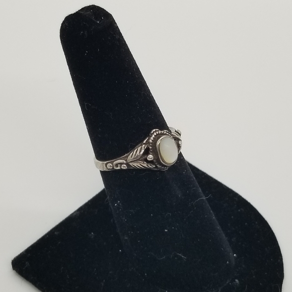 sterling silver ring with white glass cats eye and leaf detail size 6.75 - Picture 1 of 8